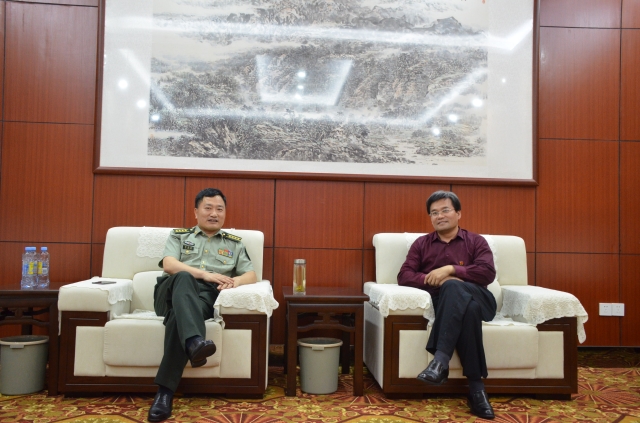 校长李雪南与宜春军分区司令员莫康冬会面会场外,负责征兵的同志向