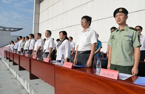 解放軍藝術學院副院長朱向前將軍出席校黨委書記肖華茵出席大會並向承